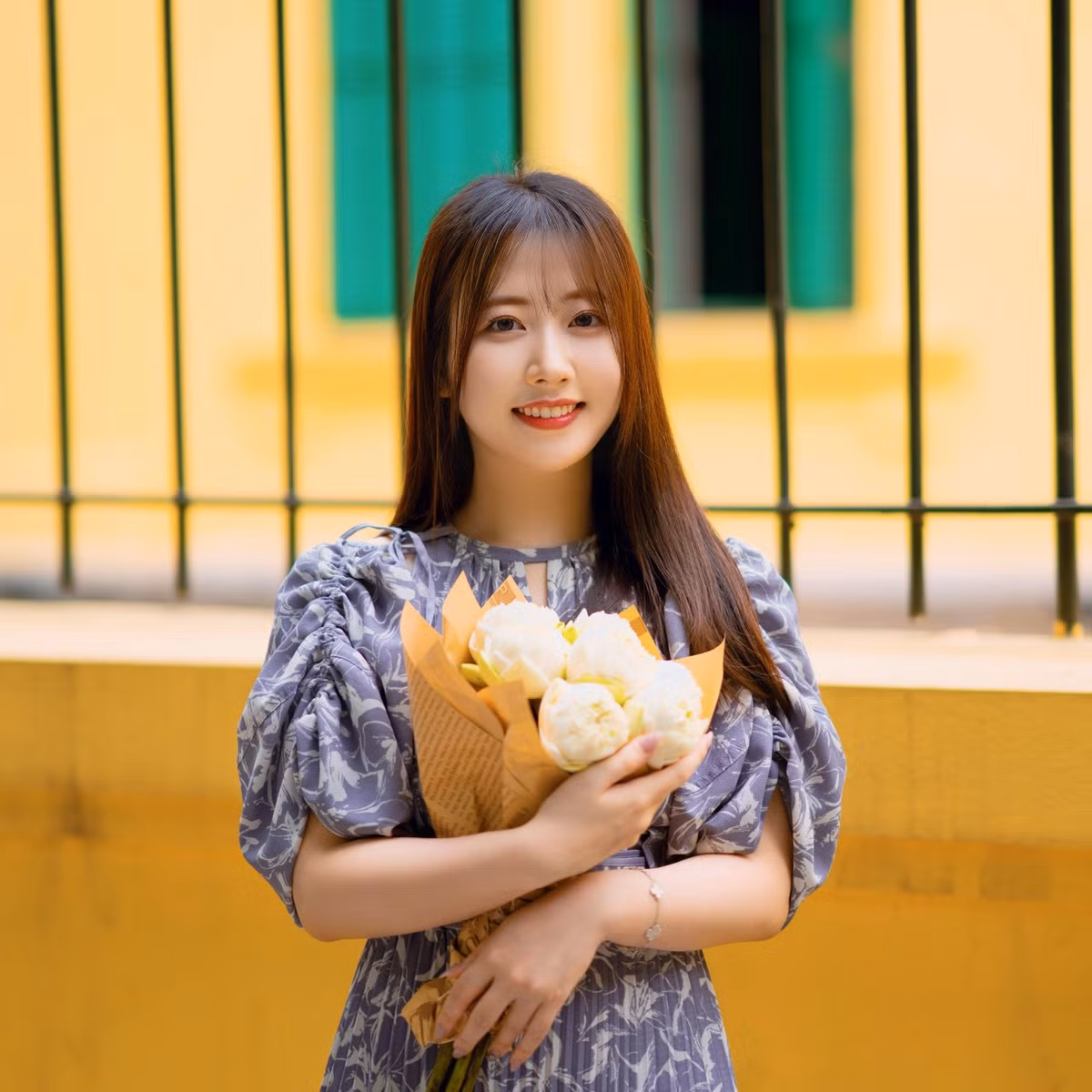 Trước đó, cô gái sinh năm 1998 từng du học và tốt nghiệp ngành Khoa học Xã hội và Nhân văn tại Đại học Waseda - ngôi trường được biết đến đào tạo ra rất nhiều chính trị gia, người nổi tiếng ở Nhật Bản.