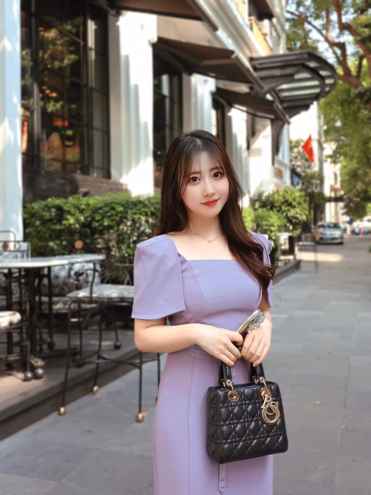 Ngoài nhan sắc xinh đẹp, cô giáo hot girl này còn có thành tích học tập tốt. Cô đã có bằng JLPT N1 tiếng Nhật và TOEIC 915 tiếng Anh. Trước khi bén duyên với nghề cầm phấn, cô Sao Mai từng có cơ hội làm MC, phiên dịch tiếng Nhật cho một số sự kiện,...