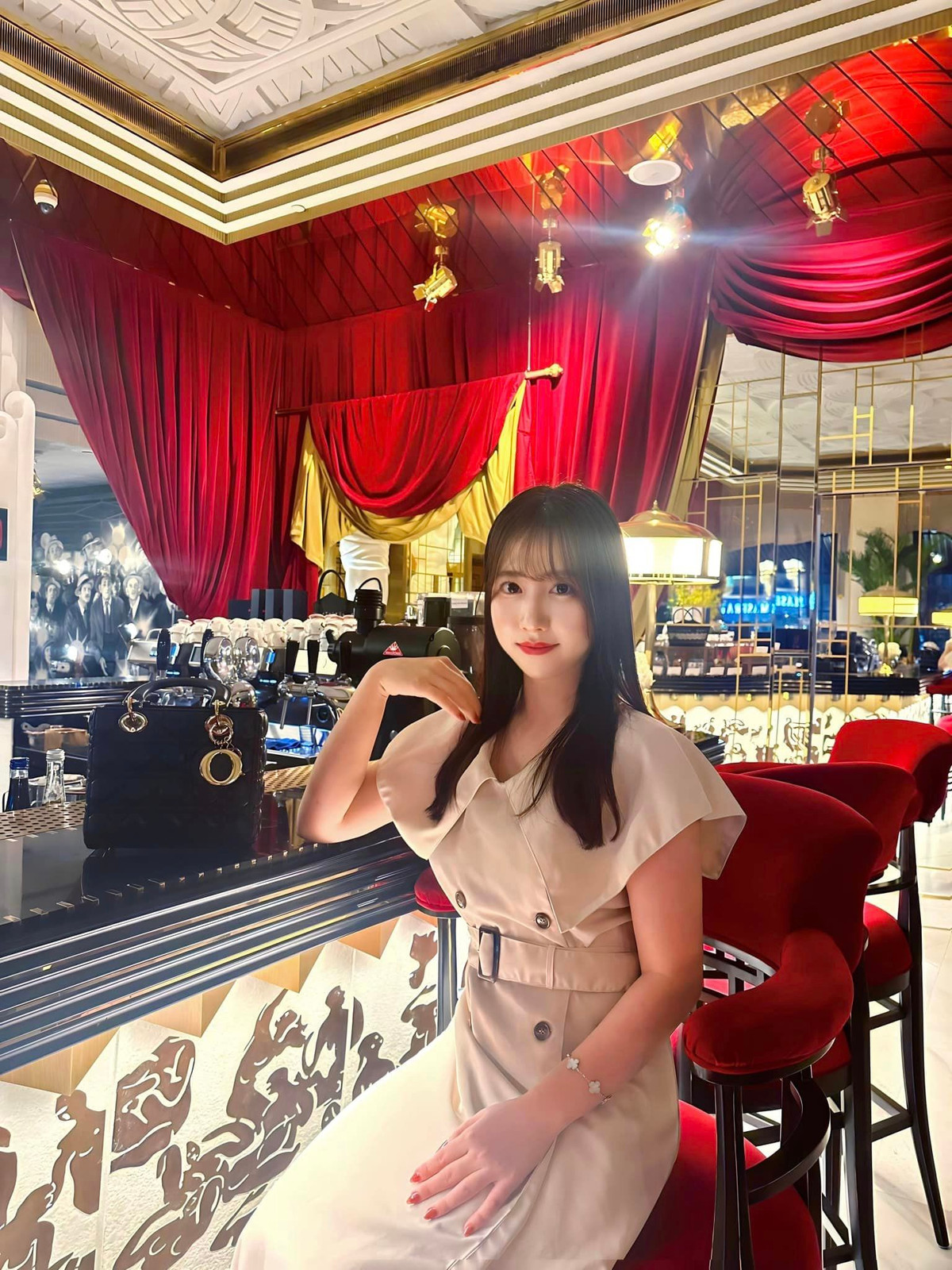 Bên cạnh những khoảnh khắc thanh lịch trên giảng đường, cô giáo Sao Mai còn khiến nhiều người mê mẩn bởi loạt ảnh khoe body "10 điểm không có nhưng".