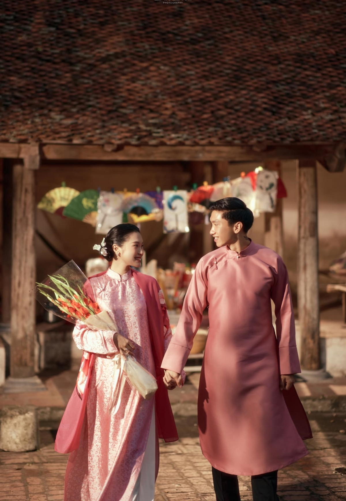 Hai ngày qua, nhà trai dựng rạp, thực hiện các bước chuẩn bị để đón dâu, dự kiến đãi 600 khách.