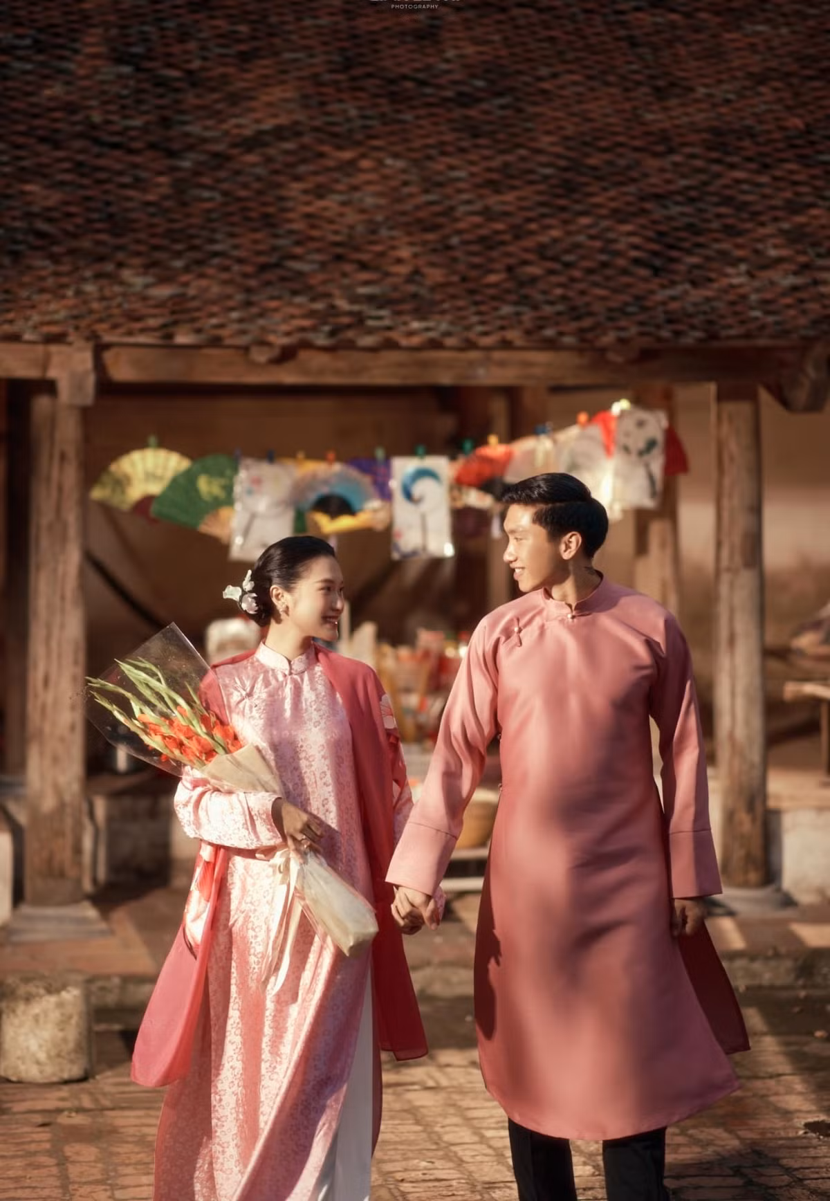 Hai ngày qua, nhà trai dựng rạp, thực hiện các bước chuẩn bị để đón dâu, dự kiến đãi 600 khách.