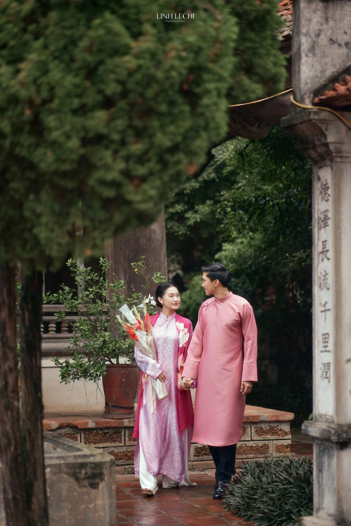 Hậu vệ Đoàn Văn Hậu đã chia sẻ một vài hình ảnh trong bộ ảnh cưới, cô dâu chú rể trao nhau ánh mắt hạnh phúc và cử chỉ ngọt ngào. Bộ ảnh được thực hiện vào cuối tháng 10 tại Đường Lâm, Hà Nội.