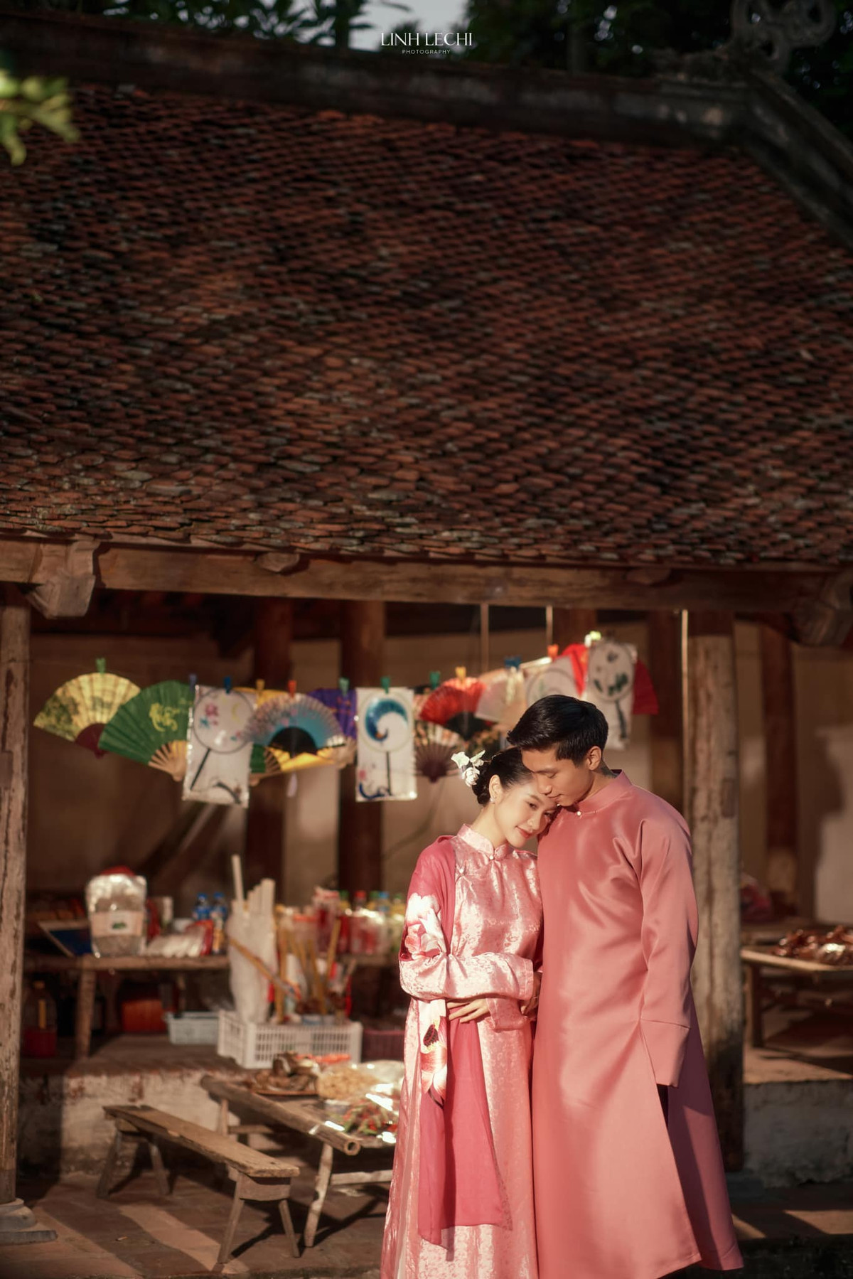 Đính kèm hình ảnh, Văn Hậu còn "thả thính" Doãn Hải My : "Bao giờ sính lễ Anh trao. Trầu cau đem tới Em theo Anh về". Đáp lại lời nhắn này, Top 10 Hoa hậu Việt Nam 2020 trả lời: "Vâng ạ!"