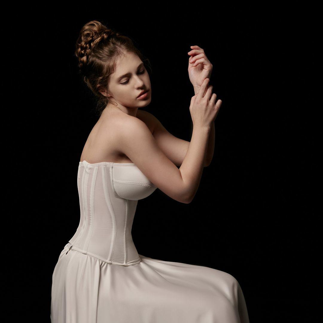 Mới đây người đẹp gây chú ý khi đăng tải bộ hình mới, khoe sắc vóc mẹ 1 con đẹp đầy đặn, quyến rũ.