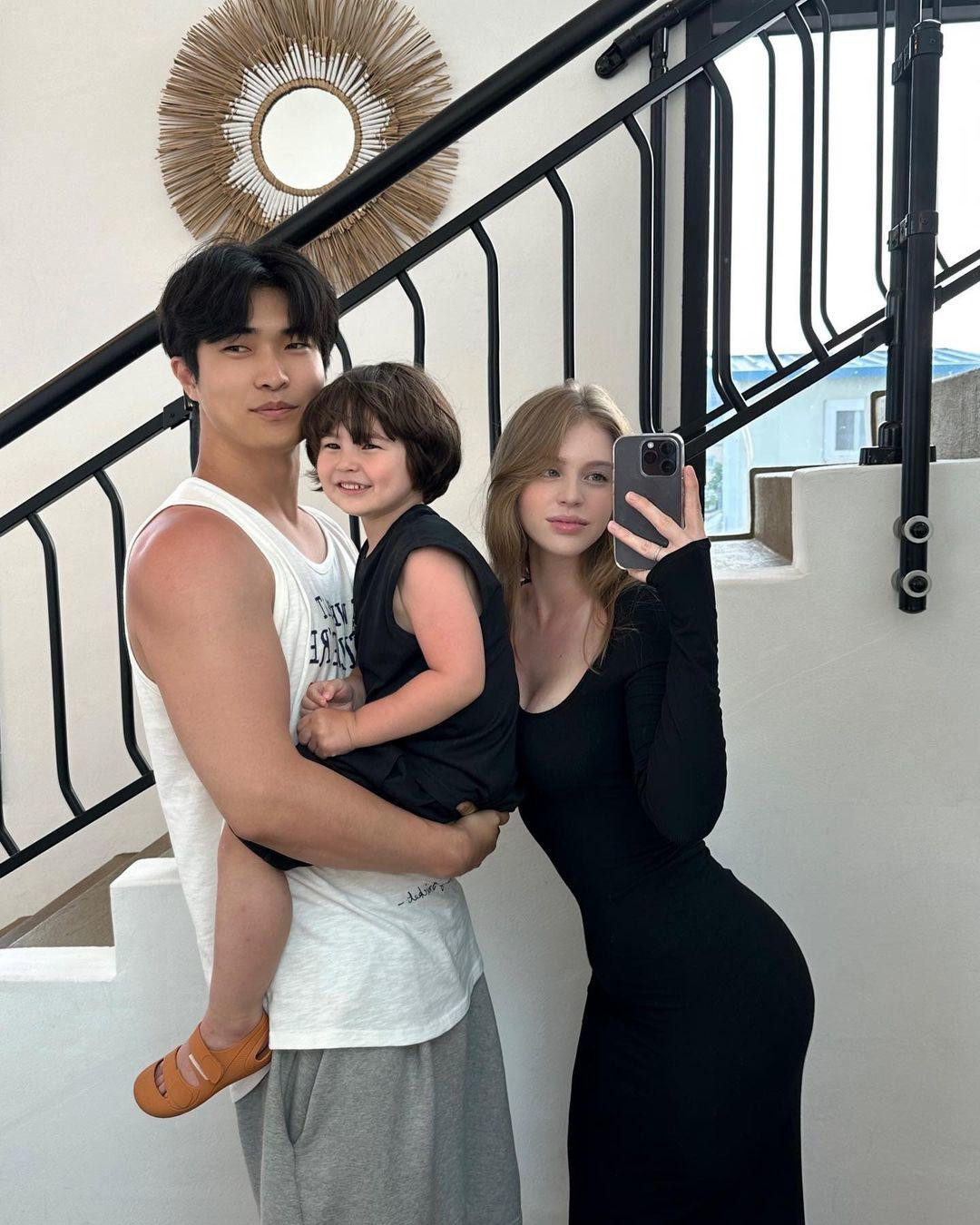 Cô gái người Nga kết hôn với bạn trai người Hàn Quốc.