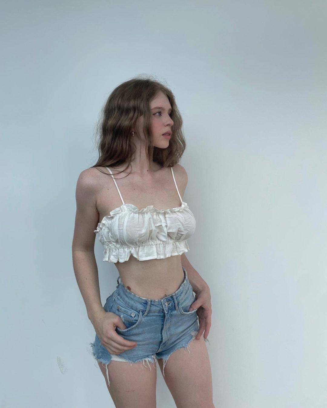 Sau khi sinh con trai đầu lòng vào năm 2020, cô còn được truyền thông lẫn người hâm mộ gọi là hot mom.