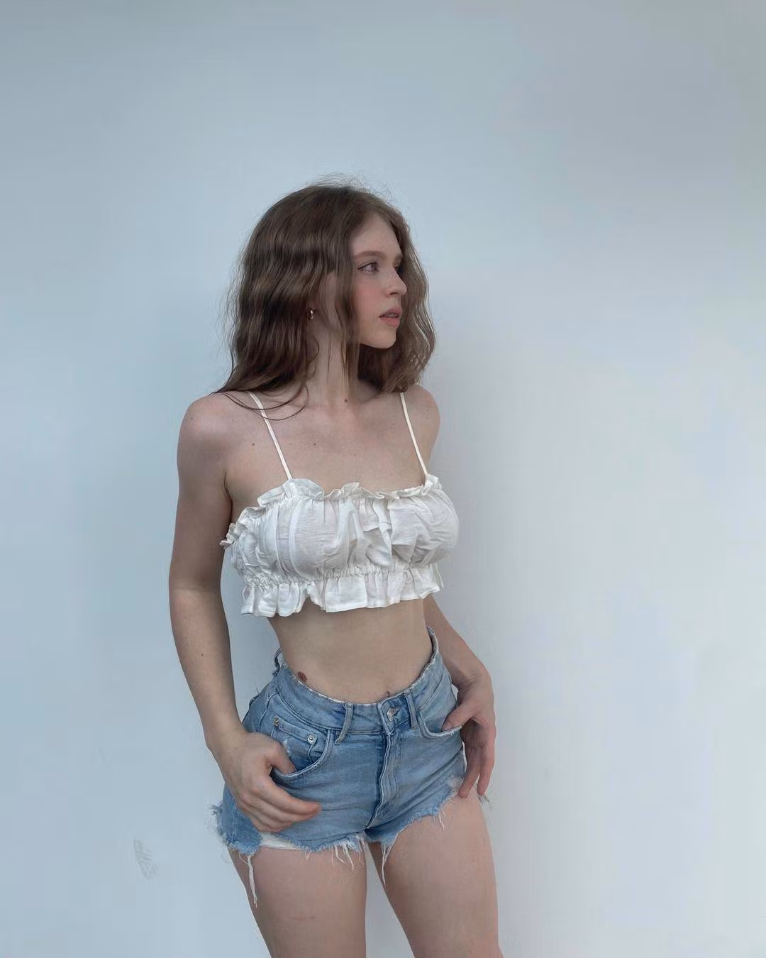 Sau khi sinh con trai đầu lòng vào năm 2020, cô còn được truyền thông lẫn người hâm mộ gọi là hot mom.