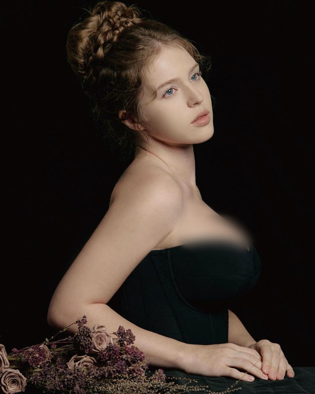 Đáng chú ý, body của hot mom người Nga này được người hâm mộ nhận xét trông nuột nà, quyến rũ hơn xưa với vòng 1, vòng 3 đầy đặn và vòng eo thon gọn.