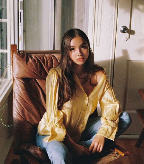 Sophie Mudd còn nổi bật với gu thời trang quyến rũ, tôn được tối đa lợi thế vóc dáng.