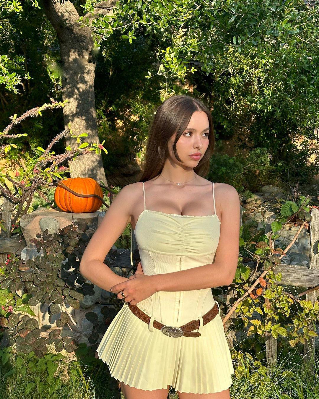 Sophie Mudd là hot girl sinh năm 1998 nổi bật với gương mặt ngây thơ nhưng body nóng bỏng.