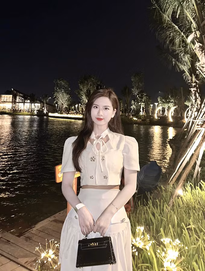 Nhiều bình luận khen ngợi sắc vóc và gu thời trang đời thường gợi cảm của cô gái này.