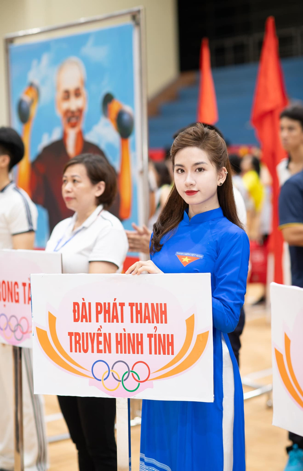 Nữ MC đài truyền hình Nghệ An này tên Văn Doanh Nhi, sinh năm 2002. Theo nhiều nguồn tin, cô là con gái cựu danh thủ một thời của SLNA và bóng đá Việt Nam – Văn Sỹ Thủy.