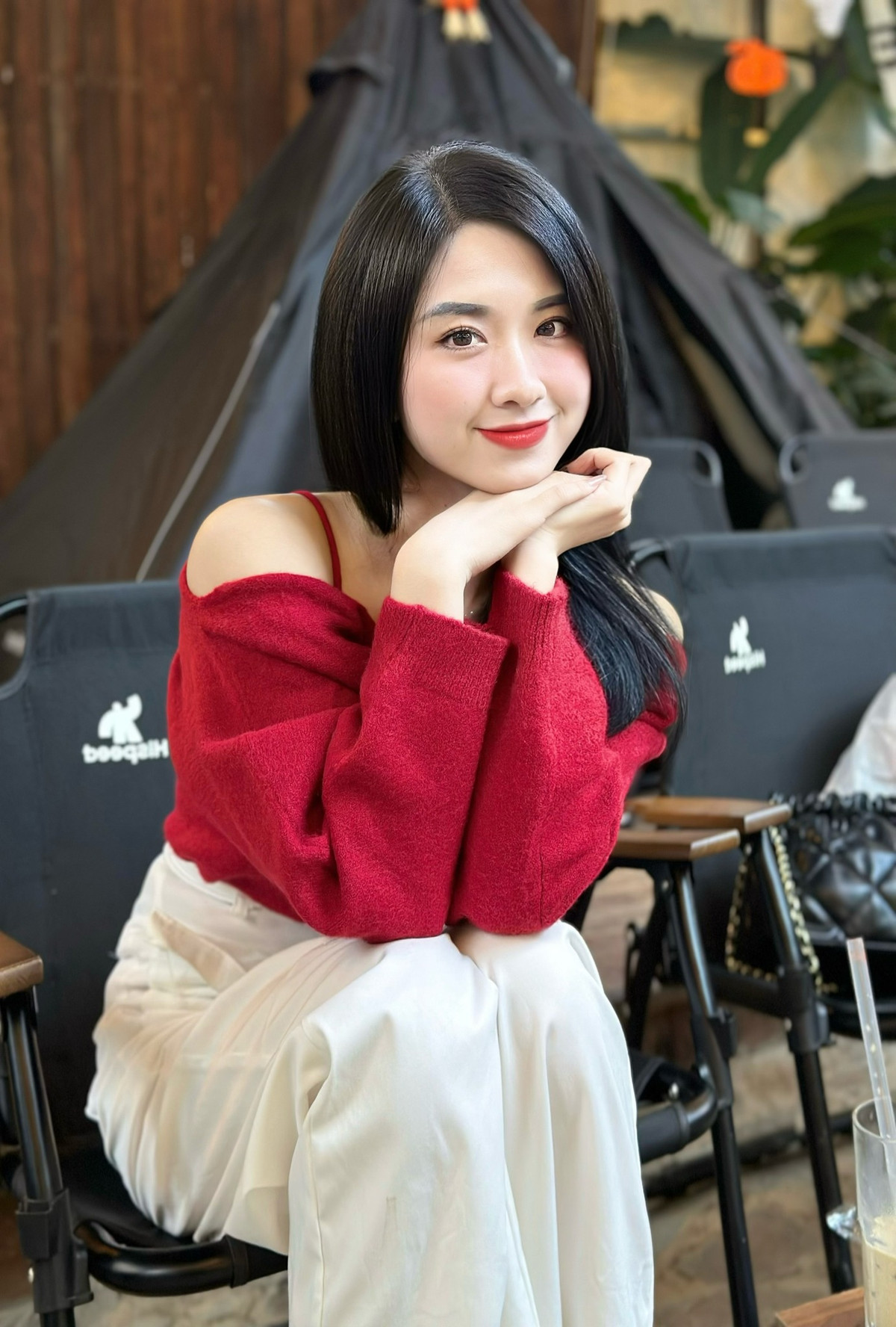 Cô nàng sở hữu vóc dáng cao ráo, làn da trắng bóc cùng khuôn mặt đẹp.