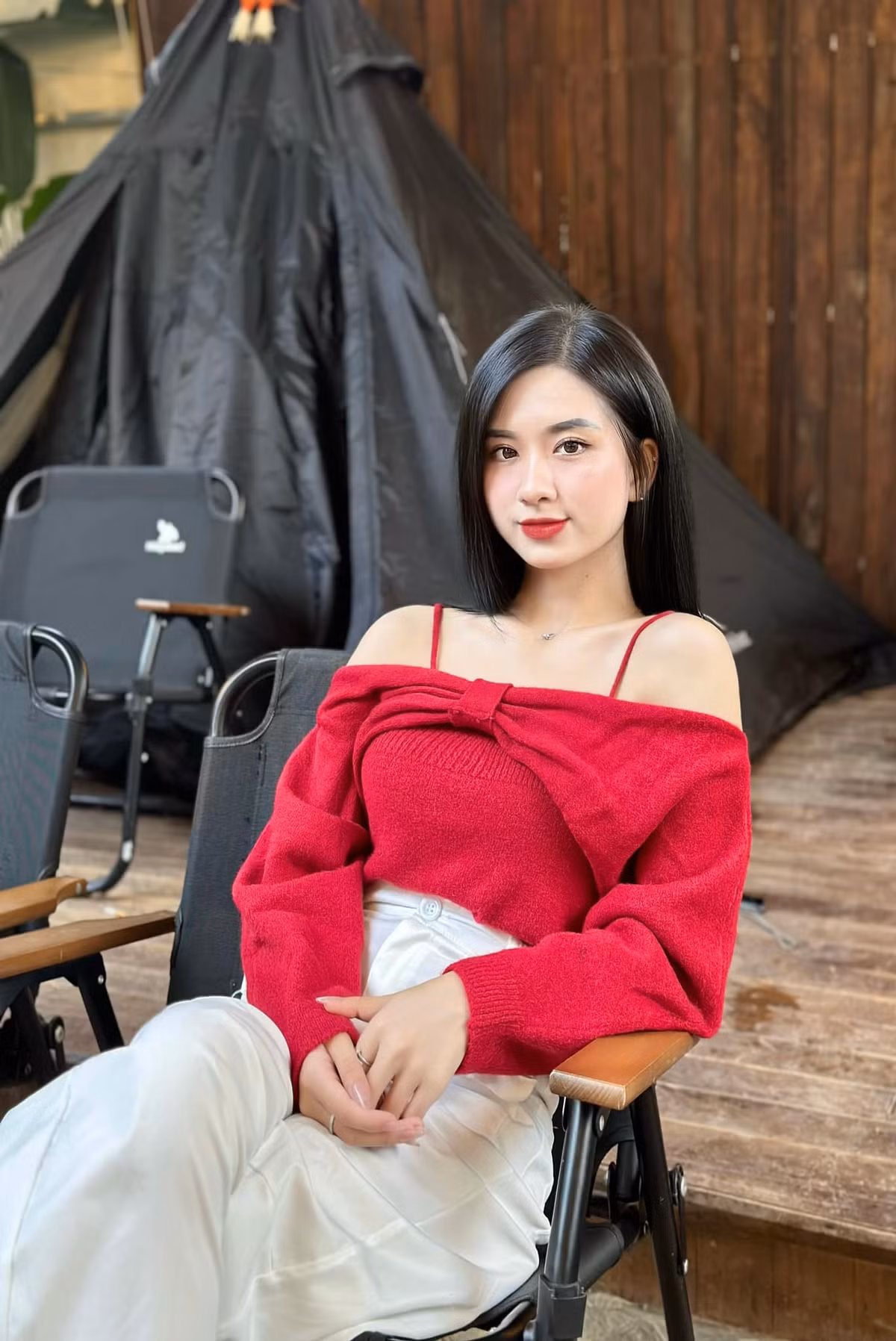 TBức ảnh của nữ MC xinh đẹp sau đó đã nhận về 13 nghìn lượt like và gần 600 lượt bình luận trên mạng xã hội.