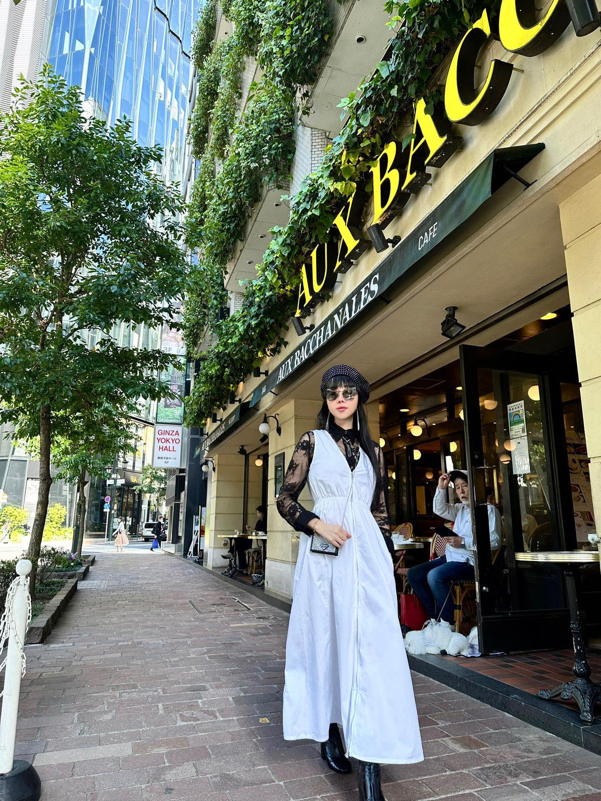 Dù là trong thời kỳ bầu bí hay vừa mới sinh xong, cô nàng vẫn giữ được làn da trắng nõn nuột nà, thân hình mảnh khảnh gợi cảm.