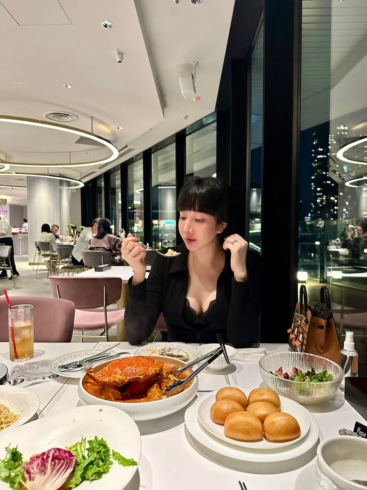 Nhiều người trêu đùa dường như nhan sắc của cô đã bị thời gian lãng quên mất rồi.