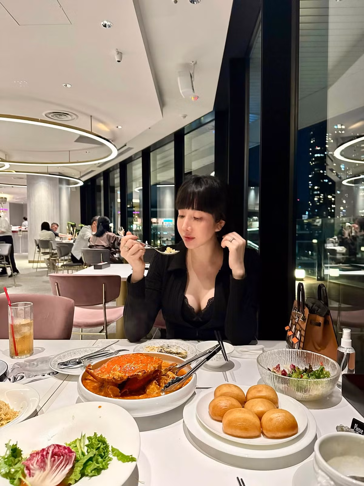 Nhiều người trêu đùa dường như nhan sắc của cô đã bị thời gian lãng quên mất rồi.