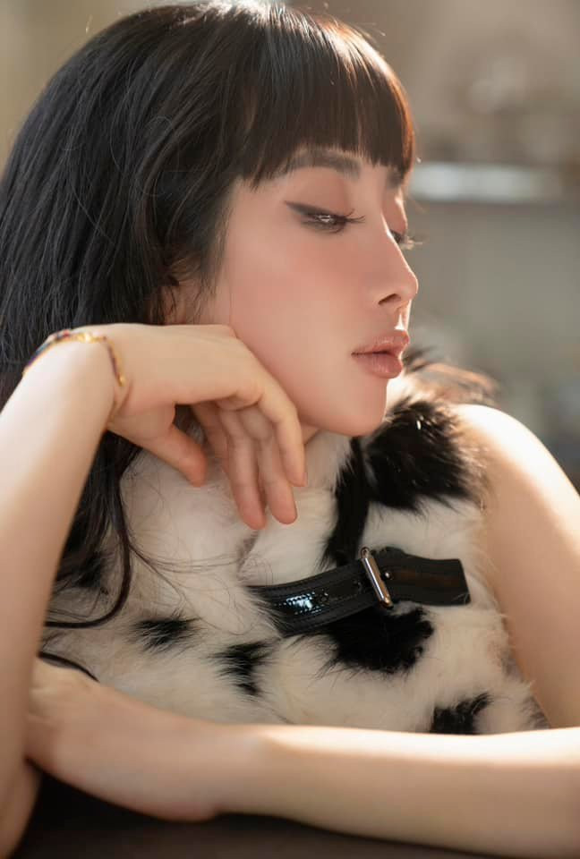 Cách đây không lâu, Vũ Hồng Phúc chia sẻ về lần "vượt cạn" thứ 7 của mình. Cô khiến netizen tấm tắc khen ngợi trước thân hình thon gọn, săn chắc trở lại, đặc biệt là vùng eo.