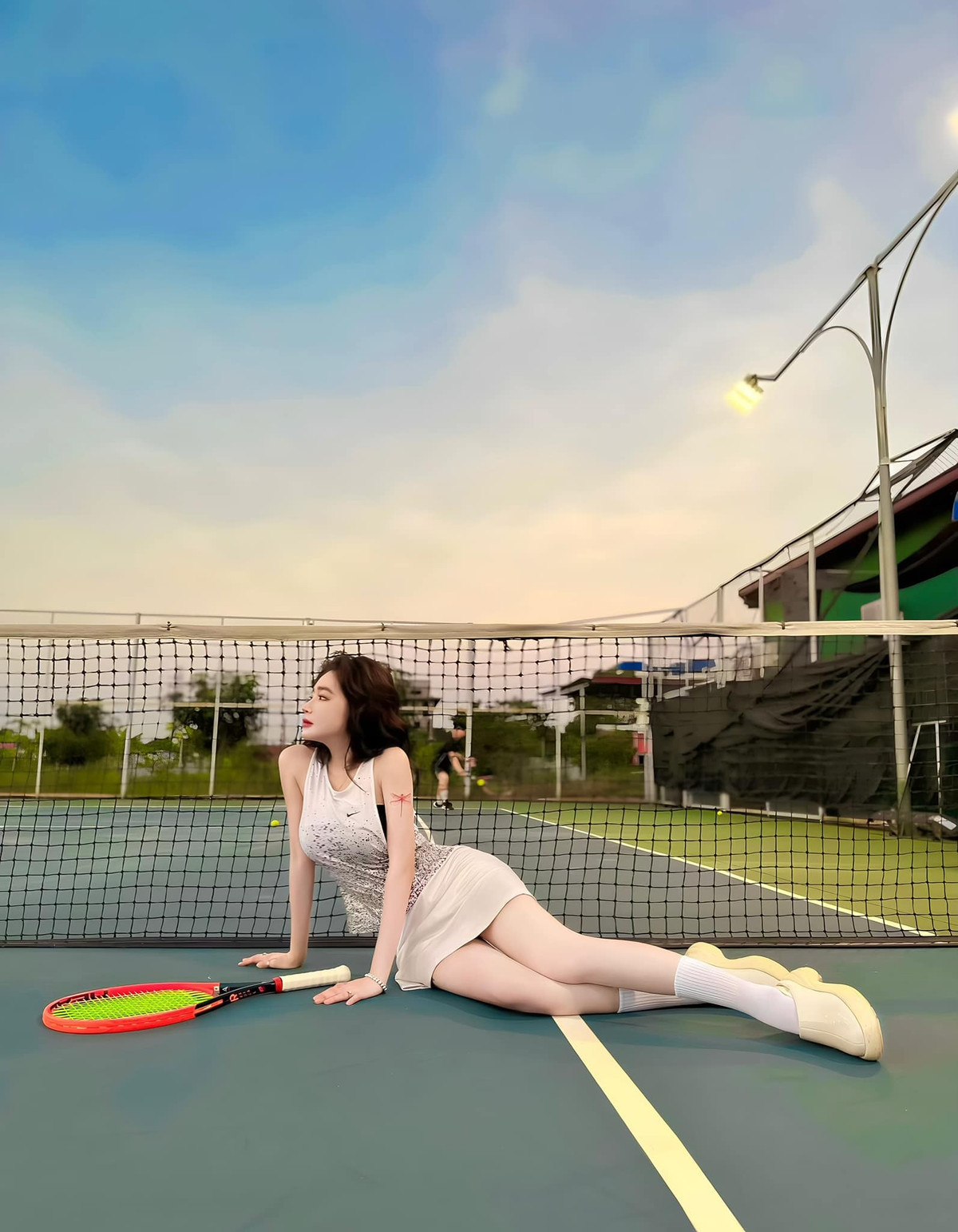 Người đẹp ngày càng tích cực thay đổi phong cách theo hướng gợi cảm, trẻ trung hơn.