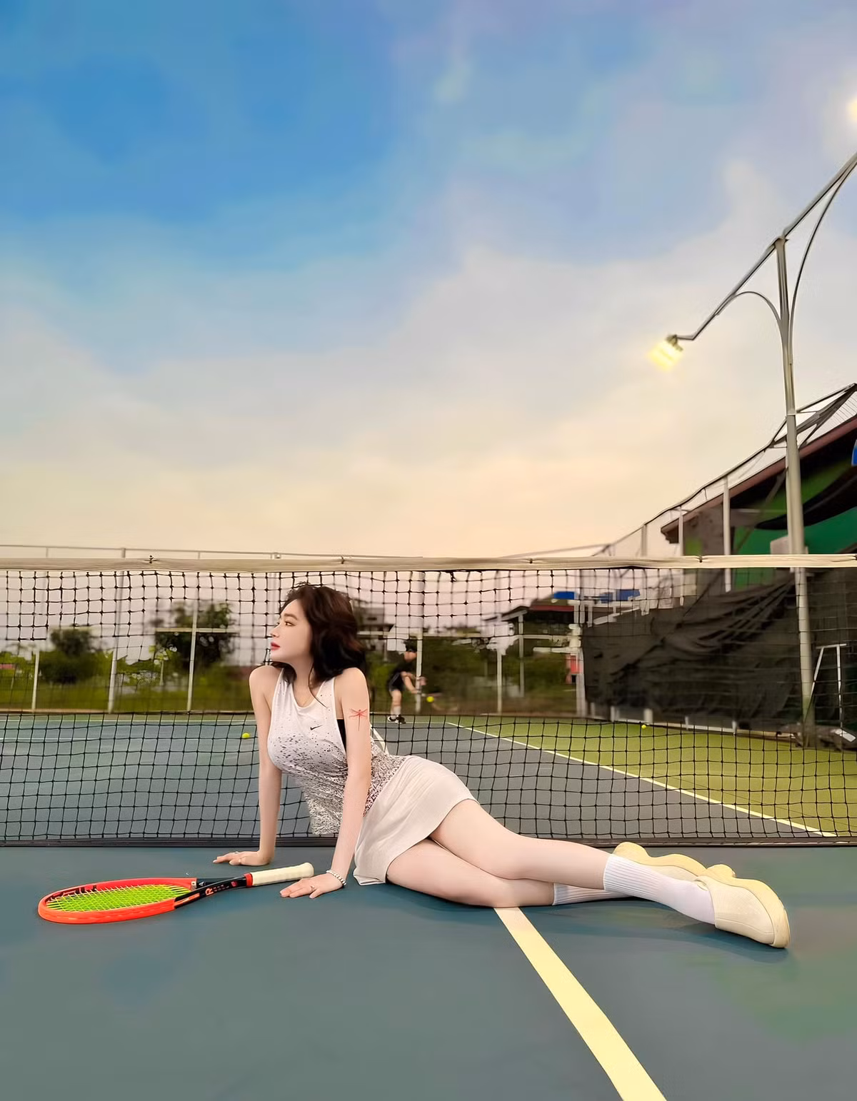 Người đẹp ngày càng tích cực thay đổi phong cách theo hướng gợi cảm, trẻ trung hơn.