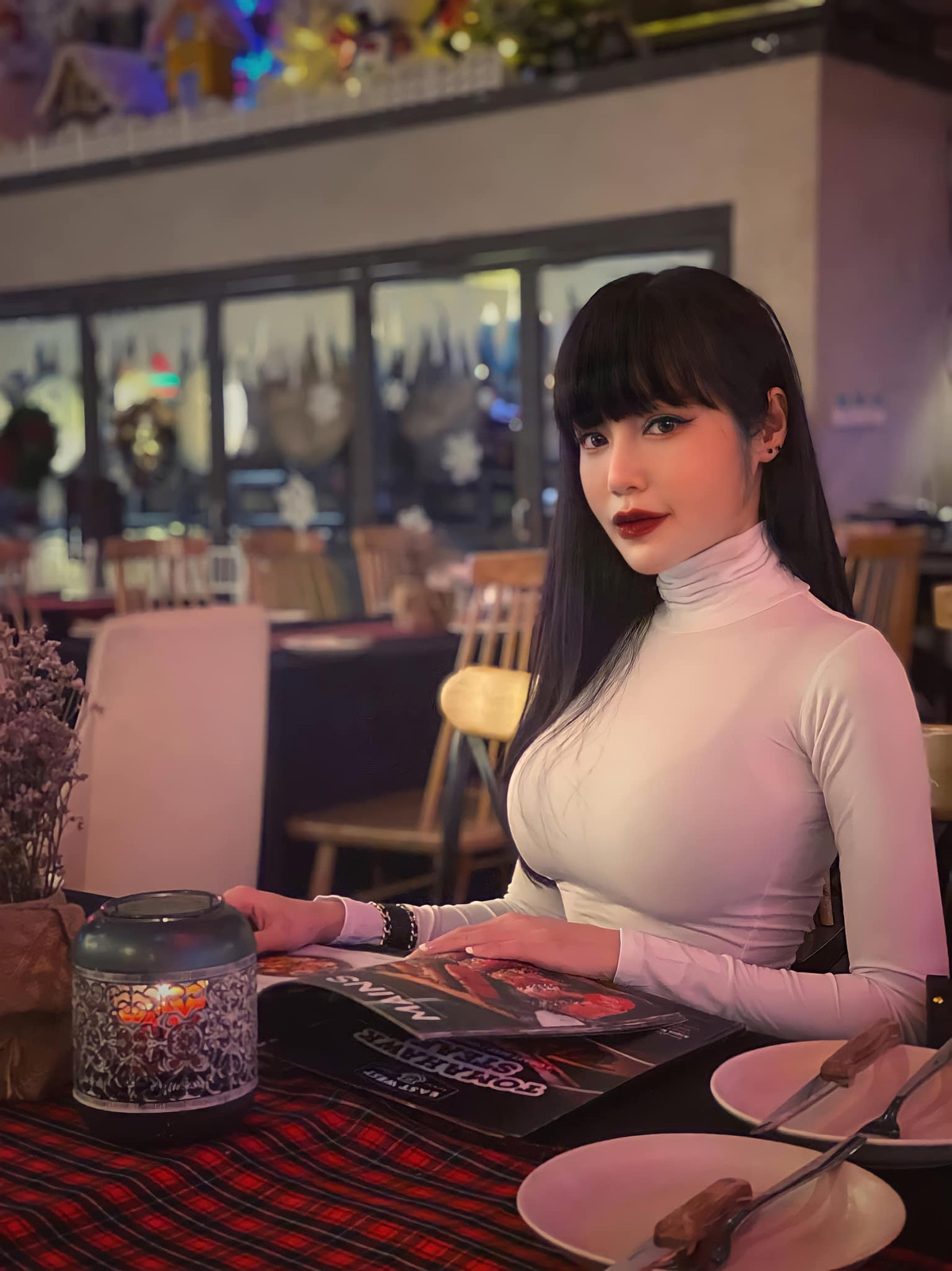 Bên cạnh những lời khen ngợi thì không ít lần Elly Trần bị cho rằng là photoshop quá đà.