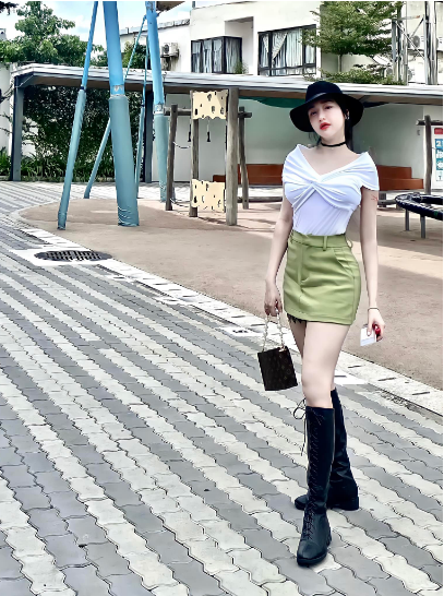 Elly Trần thổ lộ rằng thời gian qua cô nghiêm túc thực hiện việc ép cân để chuẩn bị cho những dự án đặc biệt mà cô đang ấp ủ nhưng chưa tiện chia sẻ.