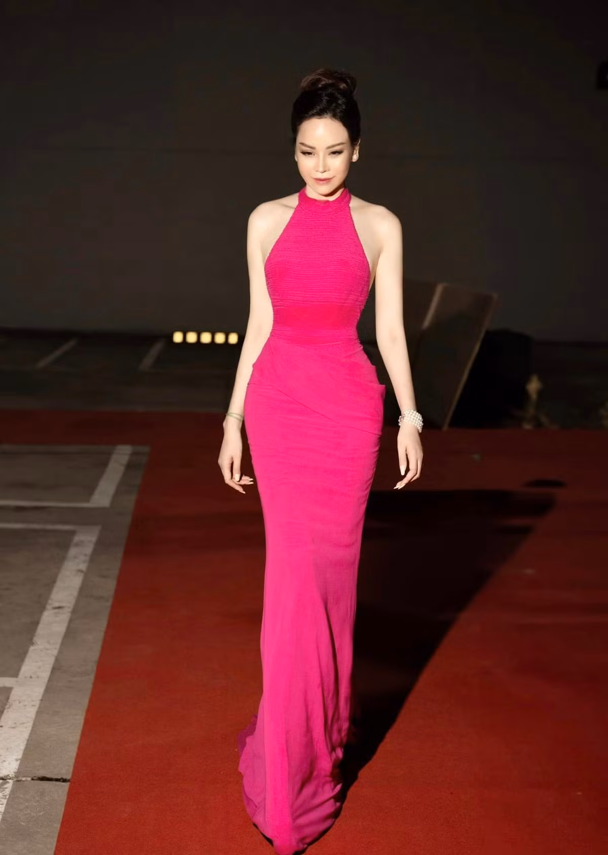 Mới đây khi xuất hiện tại một sự kiện, Đào Lan Phương khiến netizen "đứng ngồi không yên" khi kết thân cùng bộ váy dáng yếm, bó sát đường cong mỹ miều.