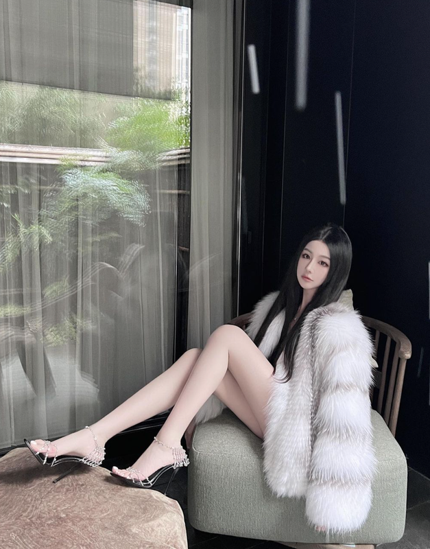 Ngoại trừ những thông tin như tên, gương mặt, vóc dáng... thì cụ thể cô là ai vẫn còn là ẩn số.