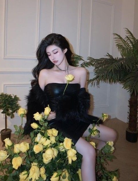 Ước tính chiều cao của cô khoảng 1m7, thân hình cao ráo, trắng trẻo.