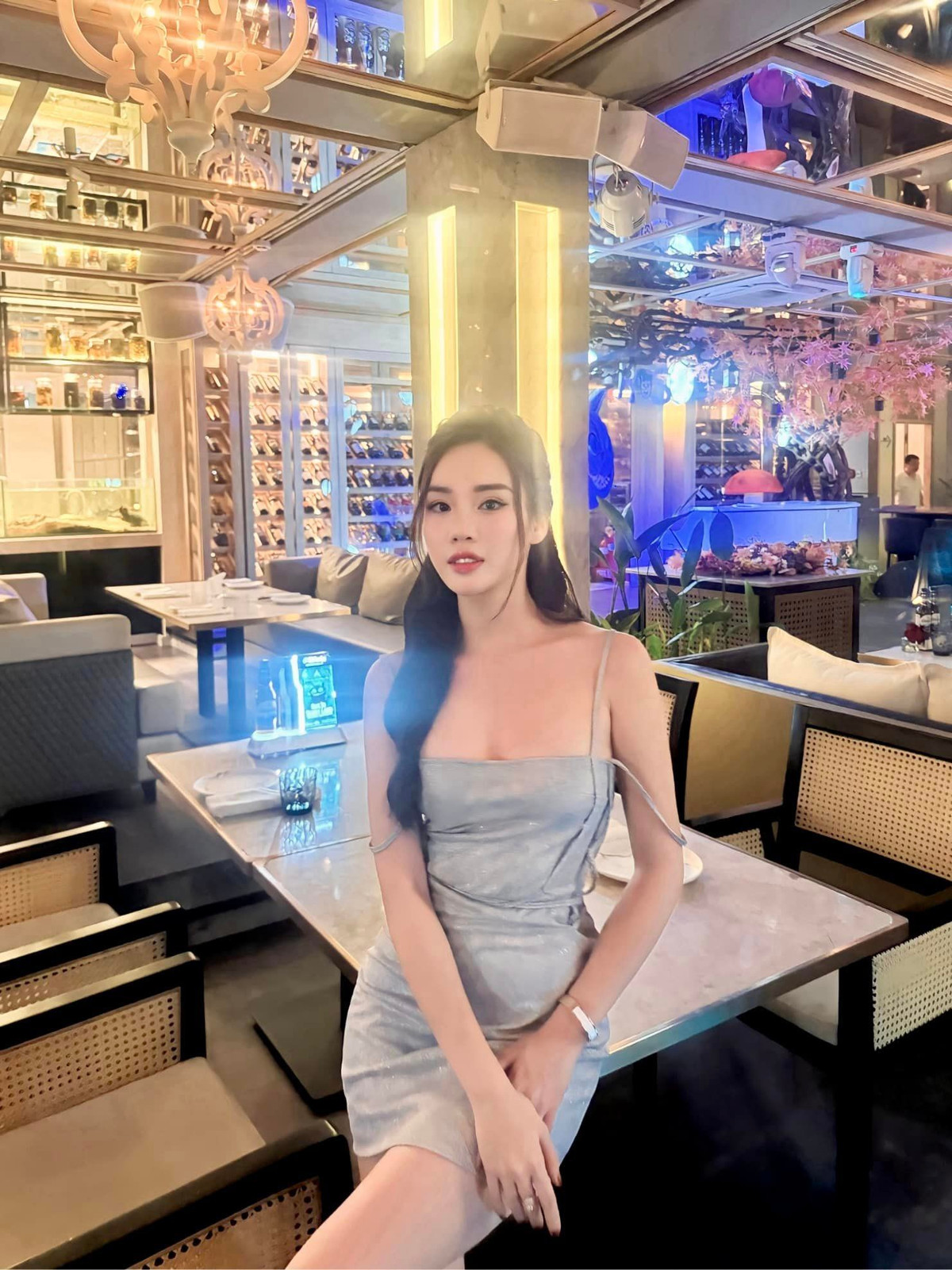 Dẫu có thân hình đồng hồ cát nóng bỏng cùng làn da trắng như bông bưởi, người đẹp 9X vẫn chỉ theo đuổi style nữ tính, ngọt ngào và không quá hở hang.