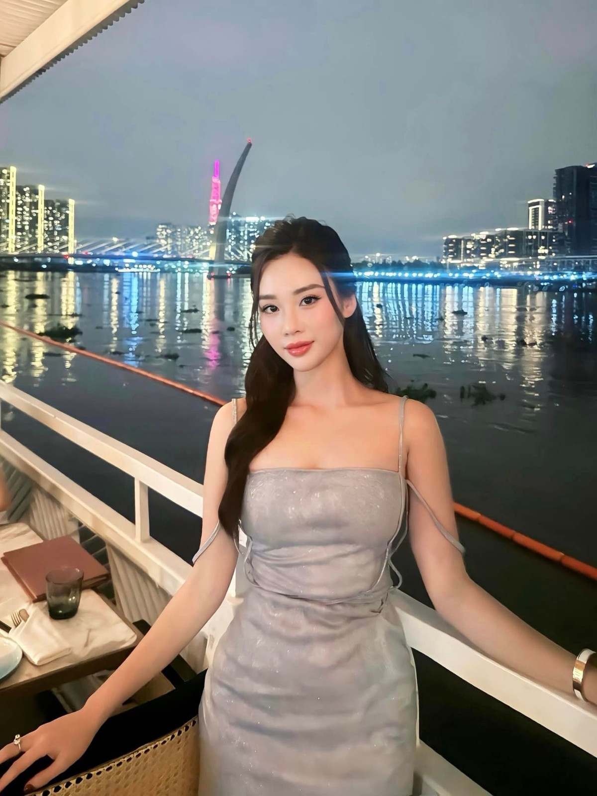 Nhờ có làn da trắng mịn, Ngọc Mai luôn chinh phục thành công mọi màu sắc thời trang.