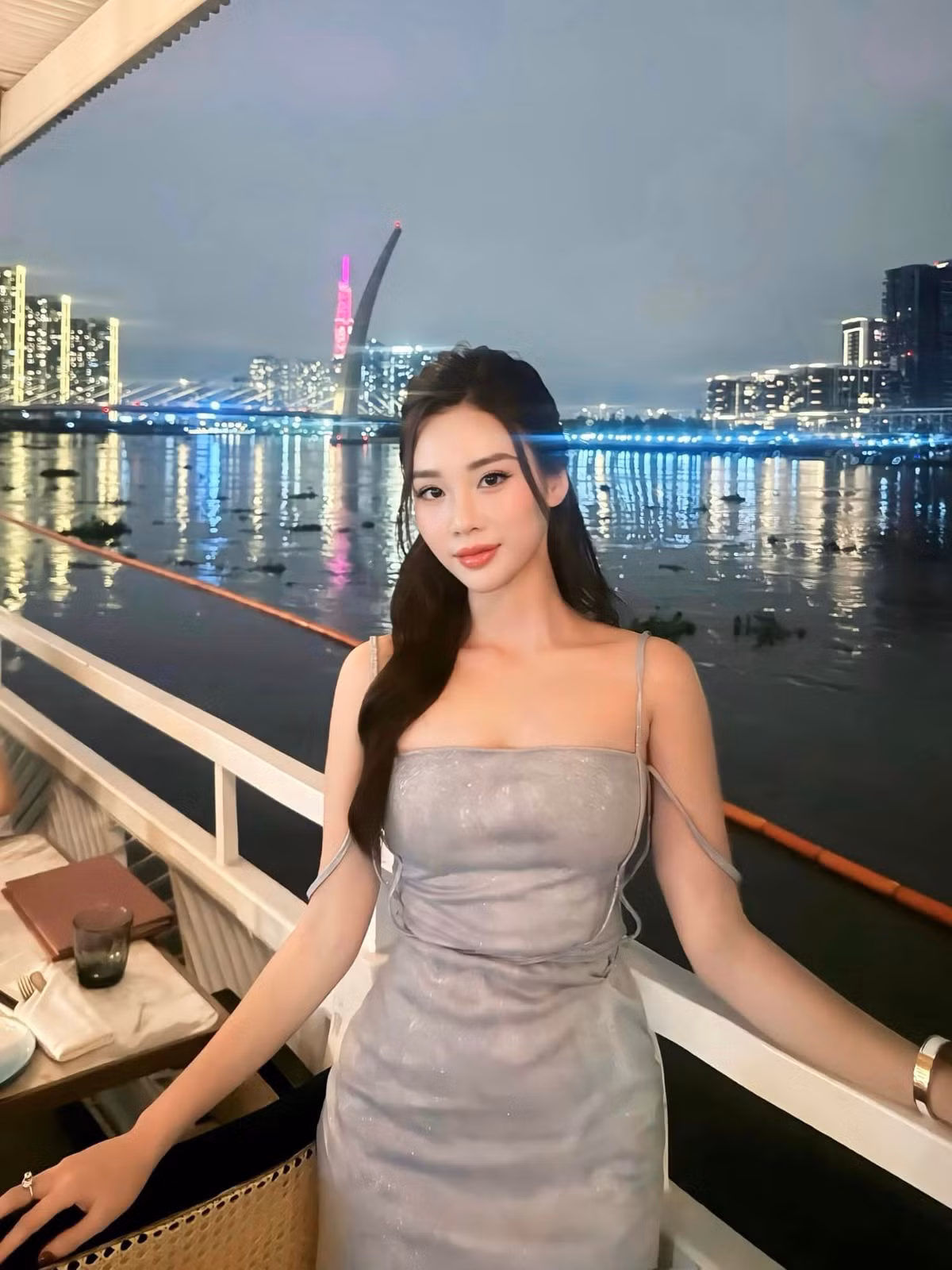 Nhờ có làn da trắng mịn, Ngọc Mai luôn chinh phục thành công mọi màu sắc thời trang.