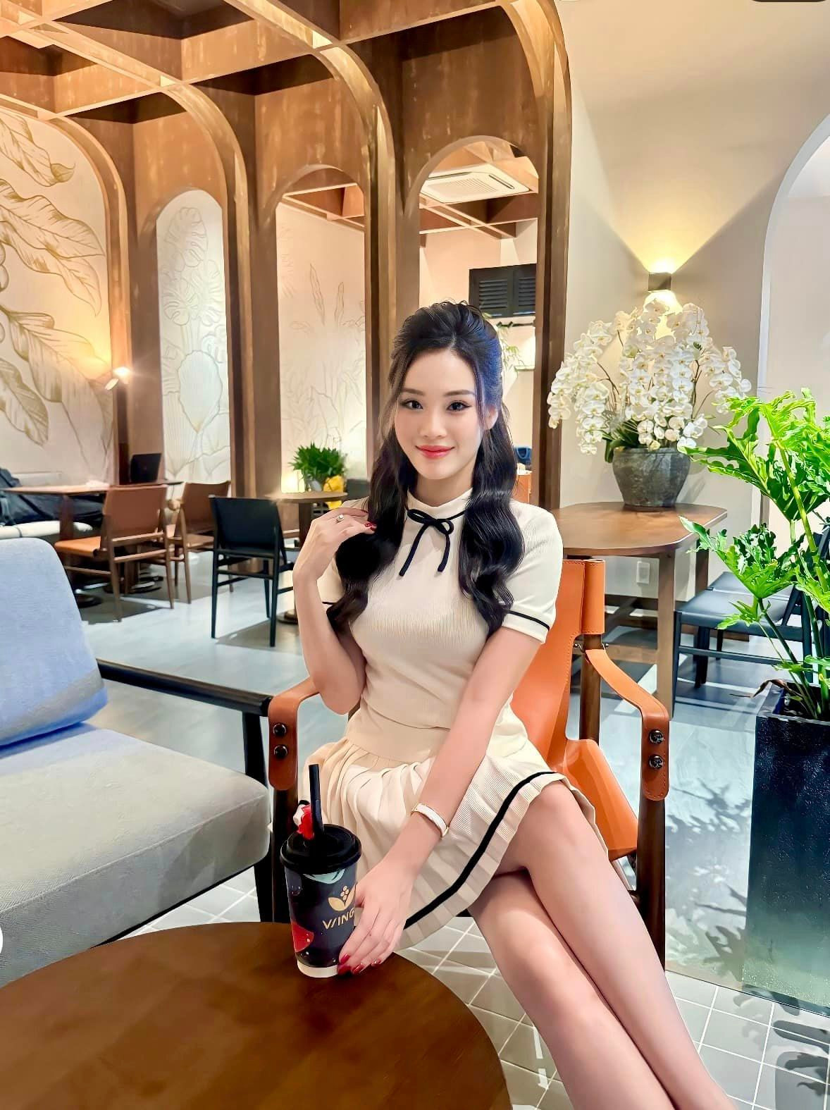 Nhan sắc đáng gờm cùng phong cách thời trang khó chê của nữ tiếp viên hàng không hút bộn like trong các bài đăng.