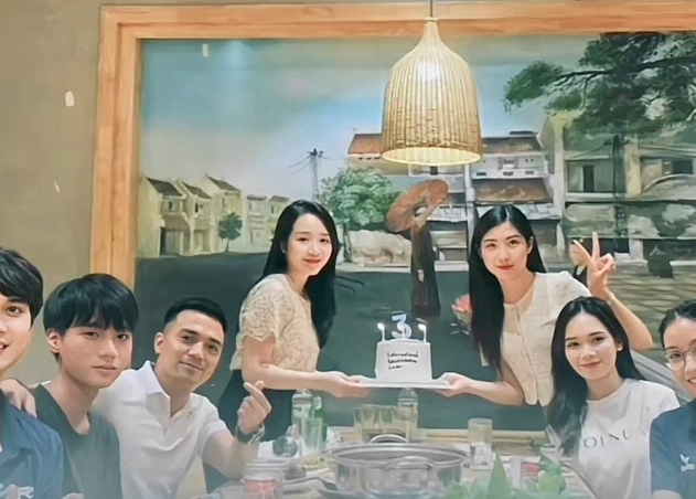 Nhuệ Giang có nét xinh tự nhiên, không trang điểm giúp cô trở nên tươi trẻ hơn.