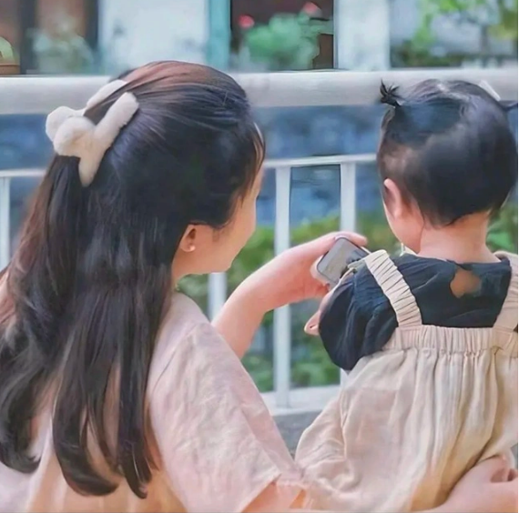 Phong cách ăn mặc đơn giản càng làm cho vợ Xuân Trường trở nên thuần khiết, dễ mến.