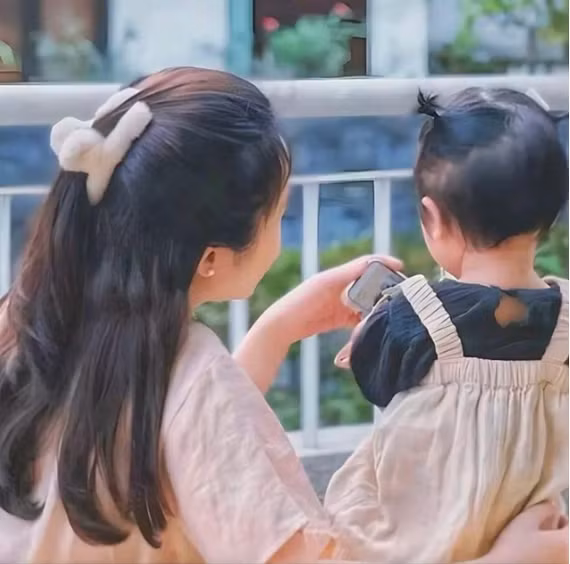 Phong cách ăn mặc đơn giản càng làm cho vợ Xuân Trường trở nên thuần khiết, dễ mến.