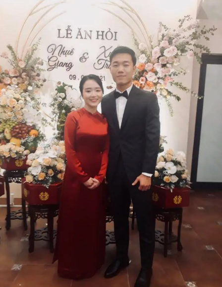Những khoảnh khắc chụp chung của tiền vệ Lương Xuân Trường và vợ càng hiếm hoi xuất hiện trên MXH.