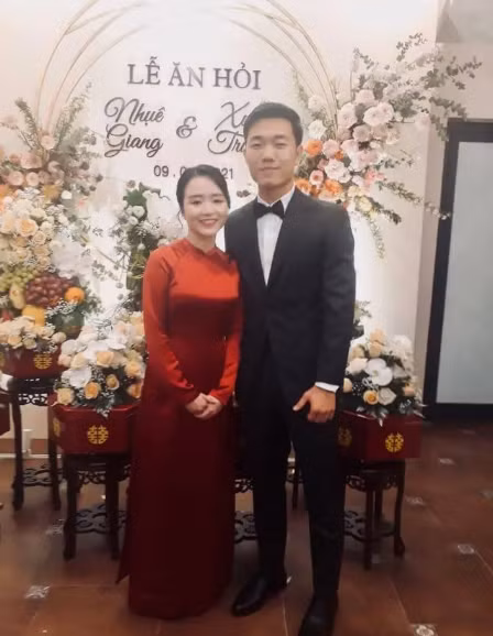 Những khoảnh khắc chụp chung của tiền vệ Lương Xuân Trường và vợ càng hiếm hoi xuất hiện trên MXH.