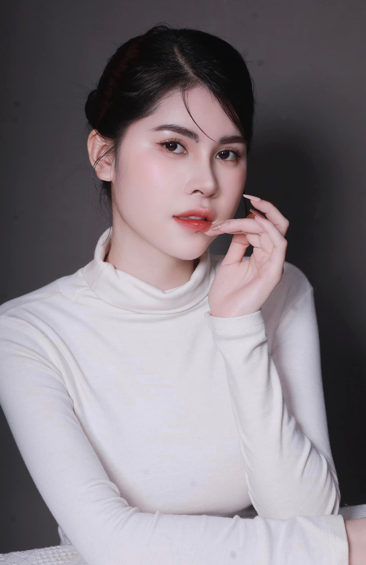 Vốn sở hữu làn da trắng sáng từ nhỏ, hiện tại, người đẹp càng nổi tiếng hơn vì kết hợp gu ăn mặc gợi cảm.