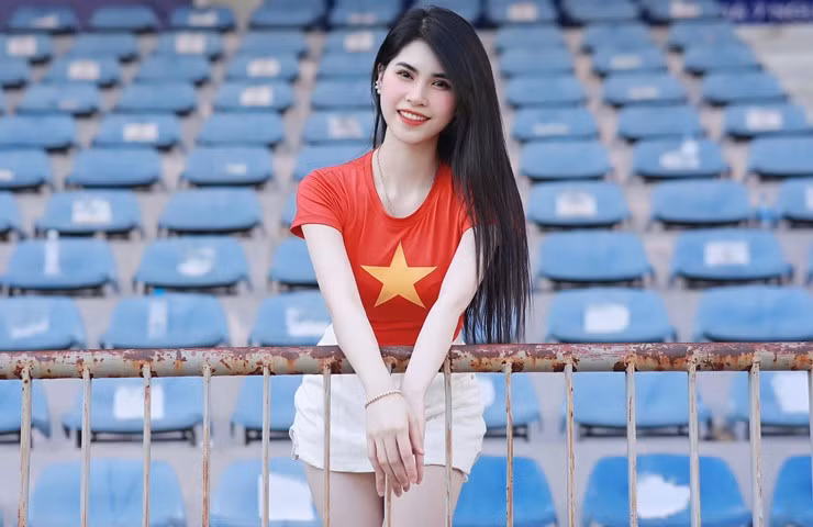 Thanh Trà là hot girl quê Thái Bình nổi tiếng trên mạng xã hội sau loạt ảnh đi cổ vũ bóng đá, giơ biển tuyển chồng.