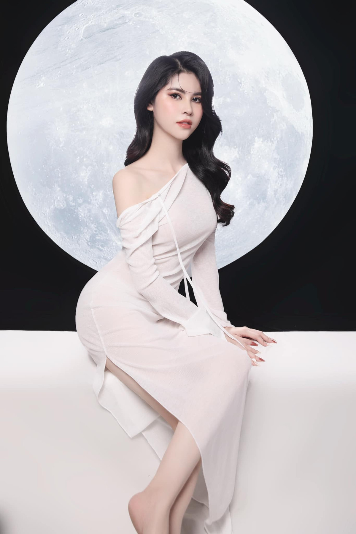 Thanh Hà nhiều lần gây chú ý khi khoe sở hữu đường cong hình thể ấn tượng và vòng eo siêu nhỏ.