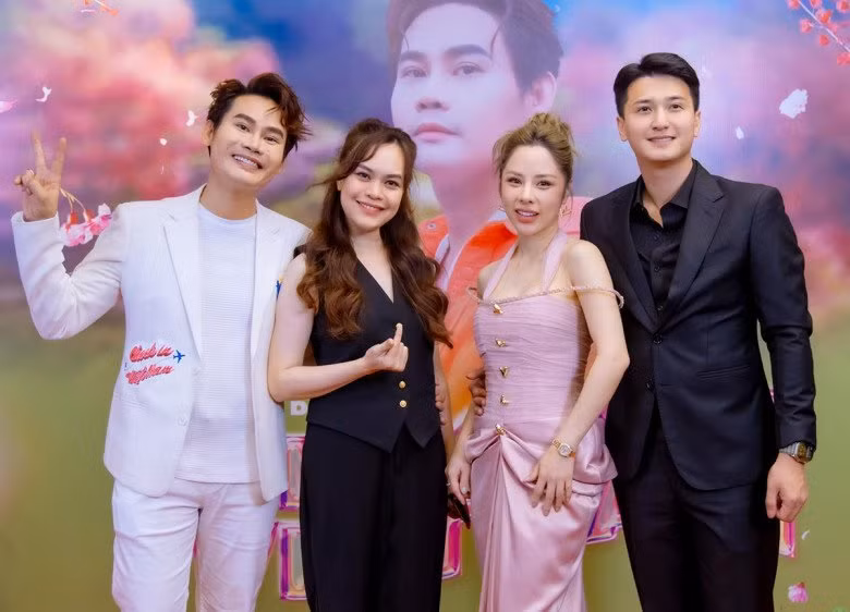 Chiếc đầm bà mẹ gen Z diện kể trên bất ngờ cũng được Bạch Lan Phương diện trong 1 sự kiện cùng ngày.