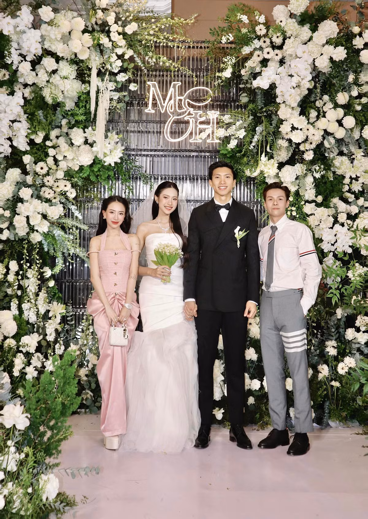 Sau khi loạt hình ảnh của con gái Minh Nhựa được đăng tải, netizen phát hiện chiếc váy này vô tình "đụng hàng" với Bạch Lan Phương - bạn gái Huỳnh Anh.