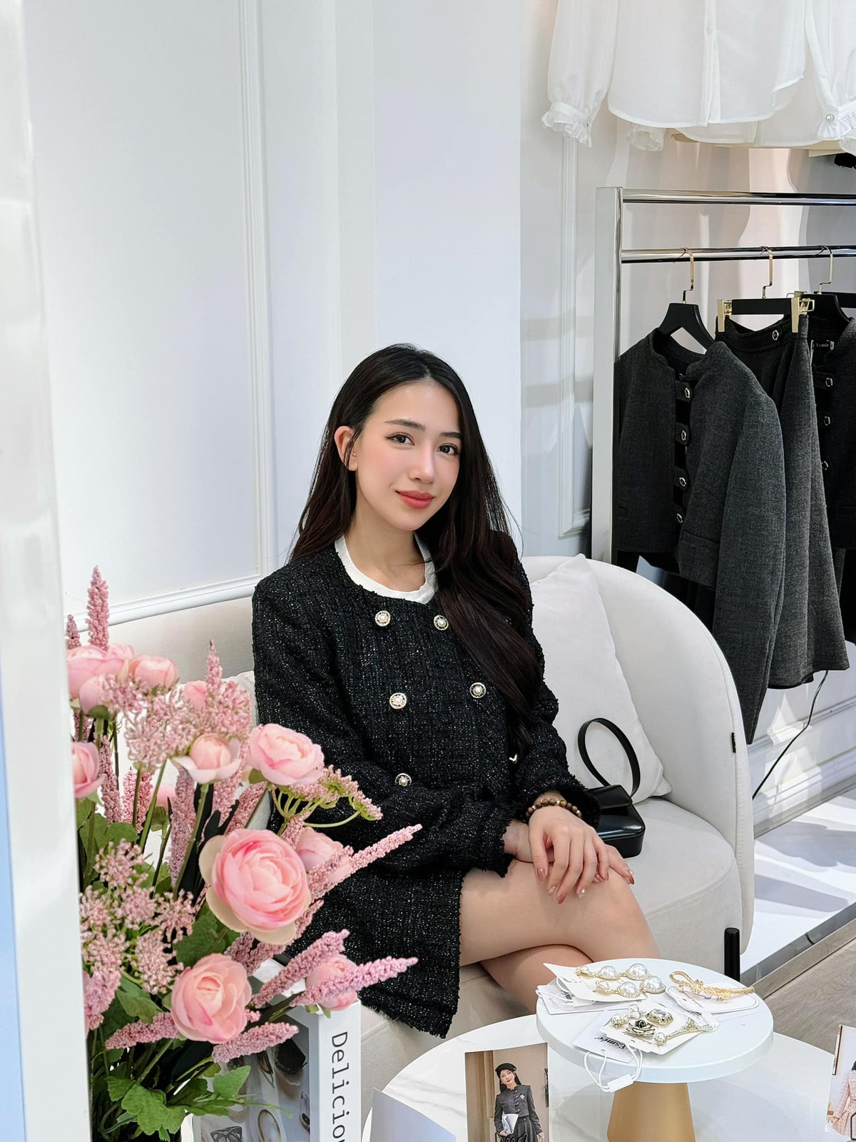 Trên trang cá nhân, cô tích cực đăng tải các bức ảnh khoe eo thon trong những thiết kế áo táo bạo. Ảnh: FBNV