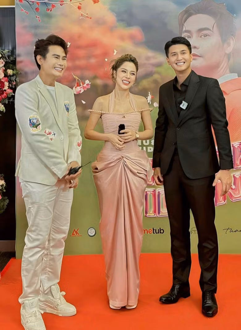 Bạch Lan Phương xuất hiện tươi tắn và rạng rỡ. Làn da trắng hồng là thương hiệu của mỹ nhân được tôn vinh đáng kể qua sắc hồng pastel của item dạ hội.