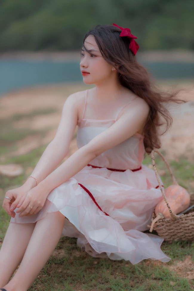 Vẹn Trần tốt nghiệp cử nhân trường Đại học Quy Nhơn (Bình Định), khoa Giáo dục Tiểu học. Cô hiện giảng dạy tại một trường tiểu học gần nhà.