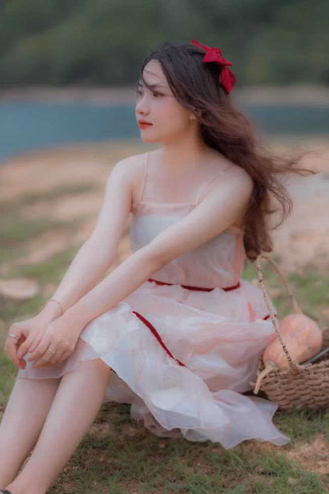 Vẹn Trần tốt nghiệp cử nhân trường Đại học Quy Nhơn (Bình Định), khoa Giáo dục Tiểu học. Cô hiện giảng dạy tại một trường tiểu học gần nhà.