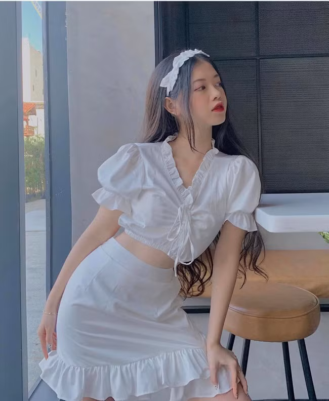 Trà Giang đã đi dạy được 3 năm, ngoài thời gian đứng lớp, cô còn làm mẫu ảnh.