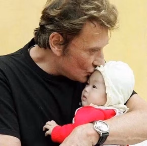 Câu chuyện danh ca người Pháp Johnny Hallyday và diễn viên Laeticia Boudou nhận nuôi cô bé Bùi Thị Hoa, sinh năm 2004 từng gây chú ý trên MXH.