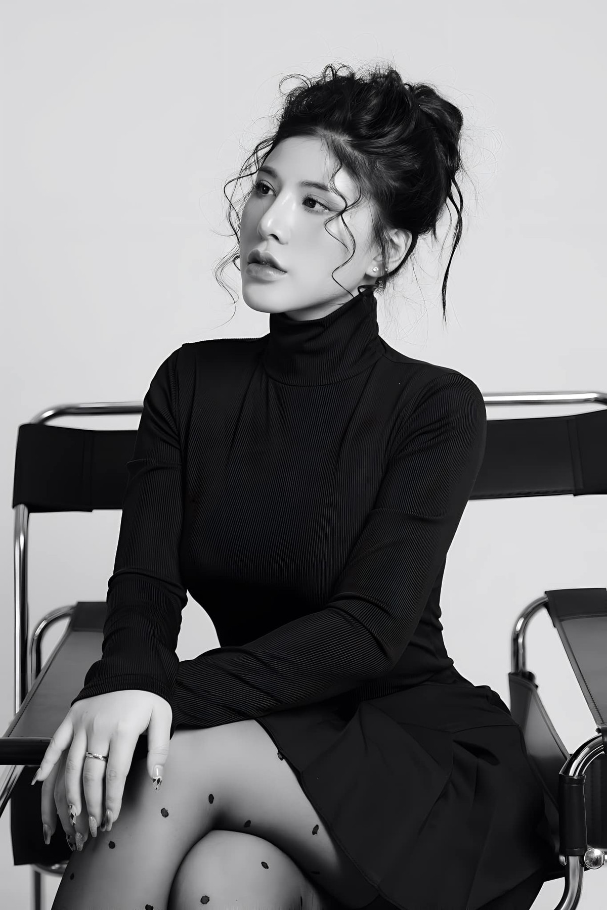 Vào Facebook cá nhân, người ta còn bất ngờ hơn bởi phong cách thời trang táo bạo, nóng bỏng của cô giáo này.